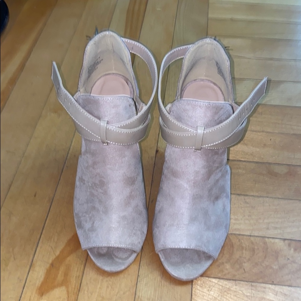 Never before worn nude just fab wedges